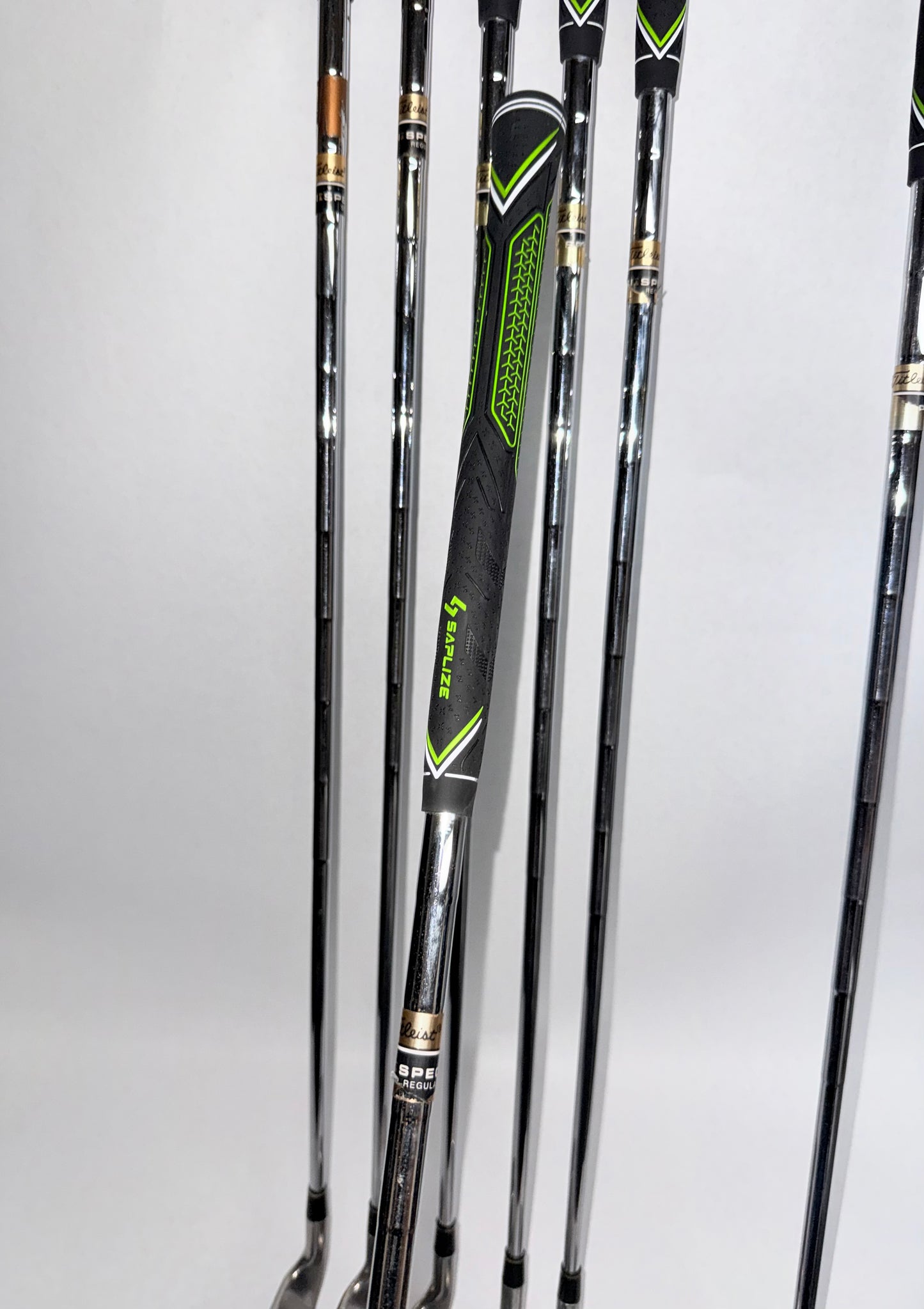 Titleist DCI Black Oversize Iron Set 4-PW with Par 3 Bag Bundle